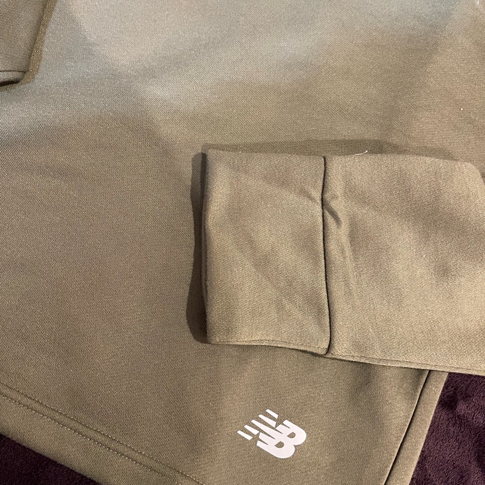 Army green New balance crop sweatshirt. - Picture 2 of 3